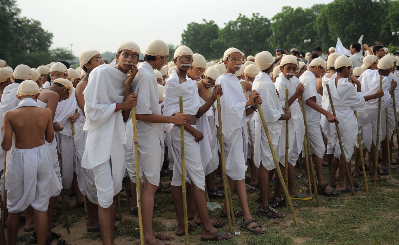 Some 1,000 Indian students dressed as Mahatma Gandhi for Gandhi's 143rd birth anniversary on Tuesday, October 2, in the western Indian city of Ahmedabad.   Officials from Guinness World Records presented a certificate to the organizer and 1000 participants confirming a new world record for the number of people in Gandhi attire. 