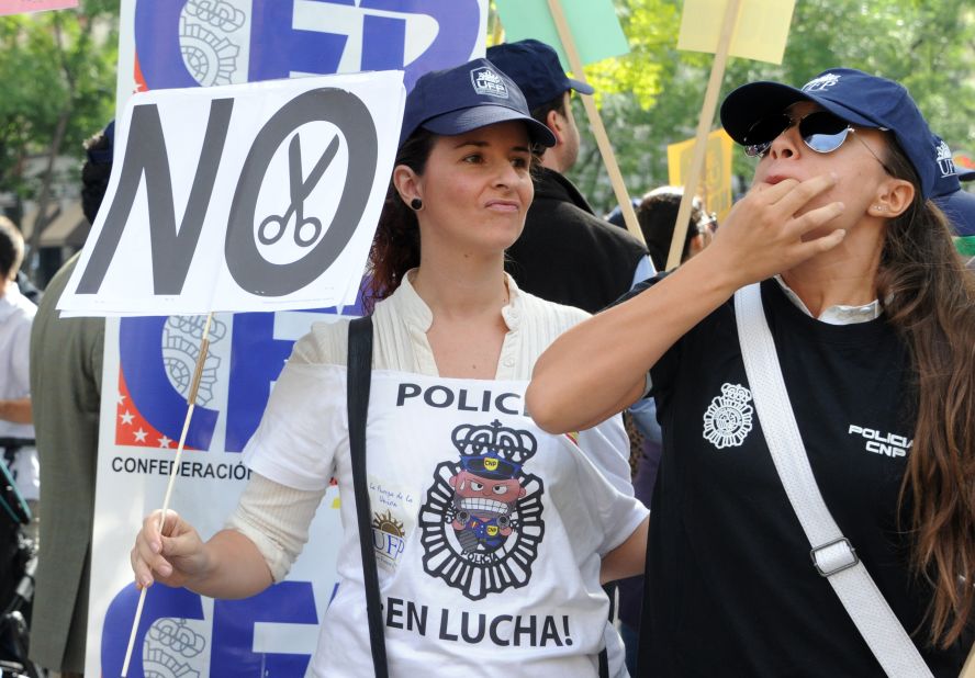 Spanish police officers attend a demonstration against government spending cuts in Madrid on October 2, 2012 .