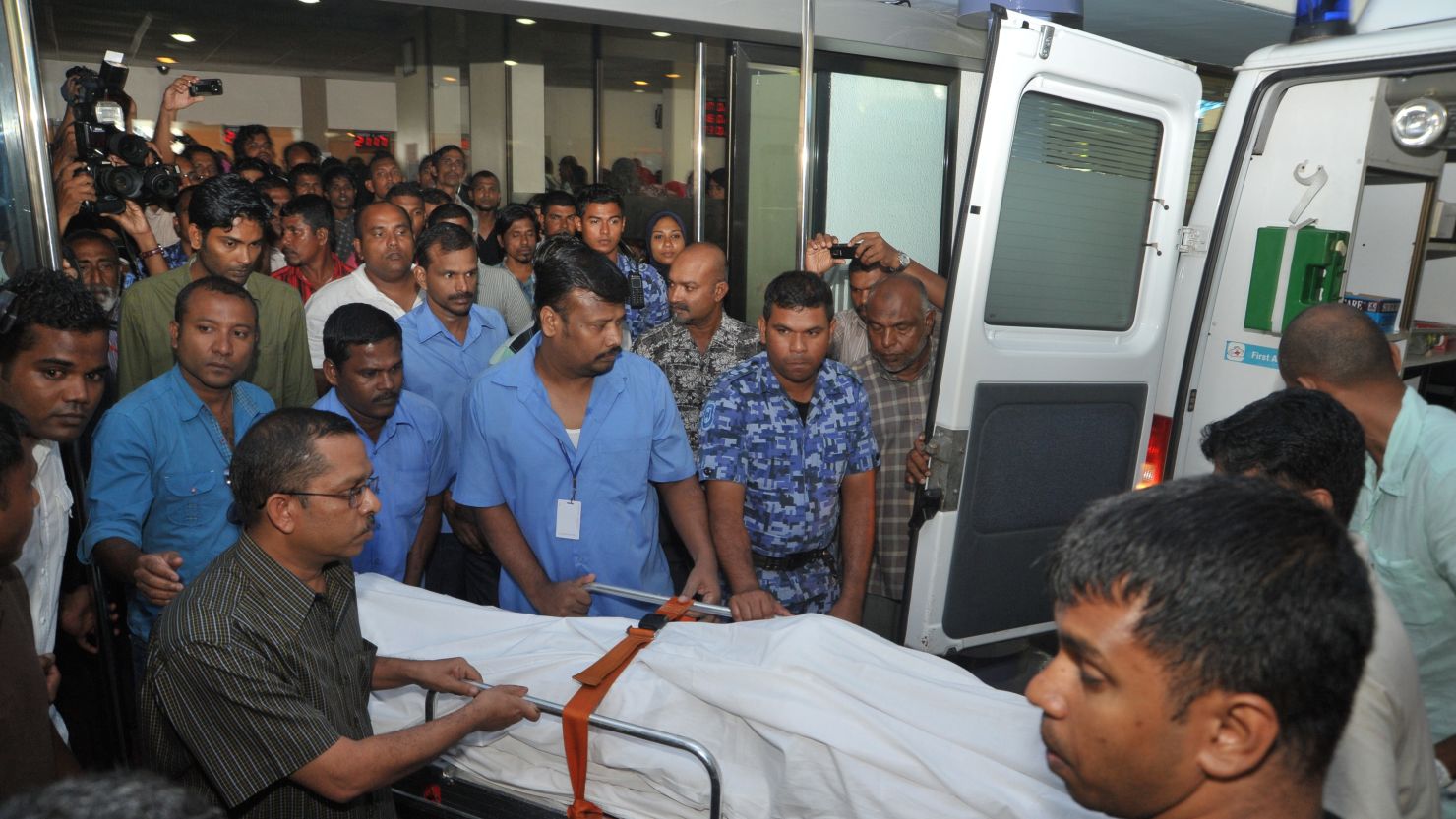 The body of Afrasheem Ali is taken to the cemetery from ADK hospital in Male on October 2, 2012.