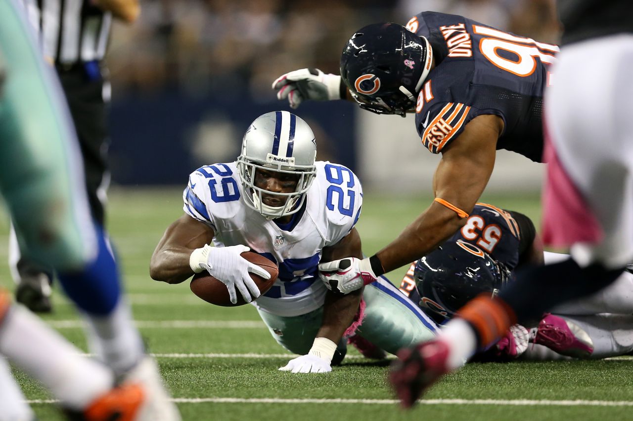 The Cowboys' DeMarco Murray reaches for extra yardage against the Bears on Monday.