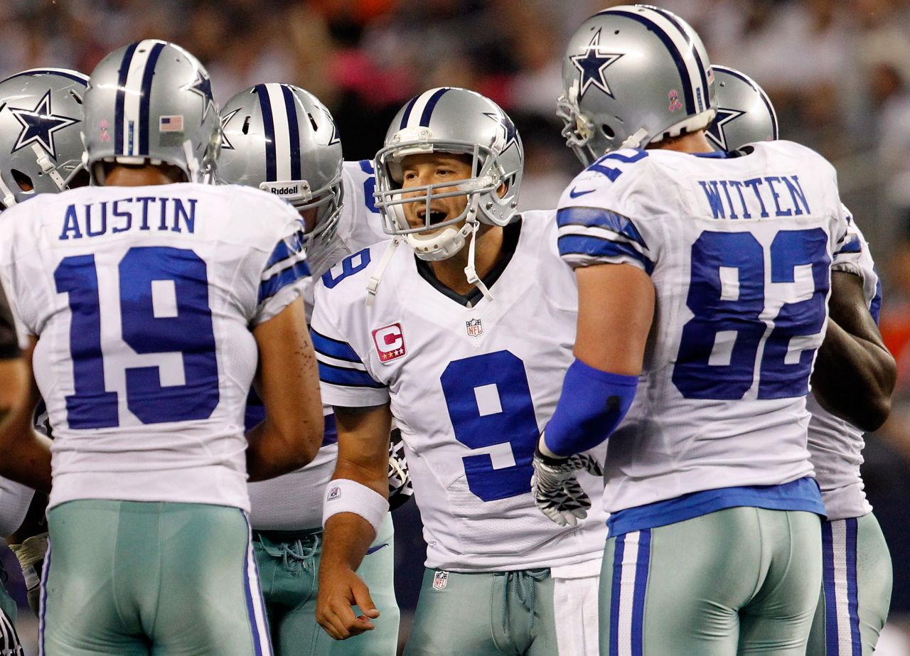 Tony Romo of the Cowboys, center, talks to his teammates during Monday's game.