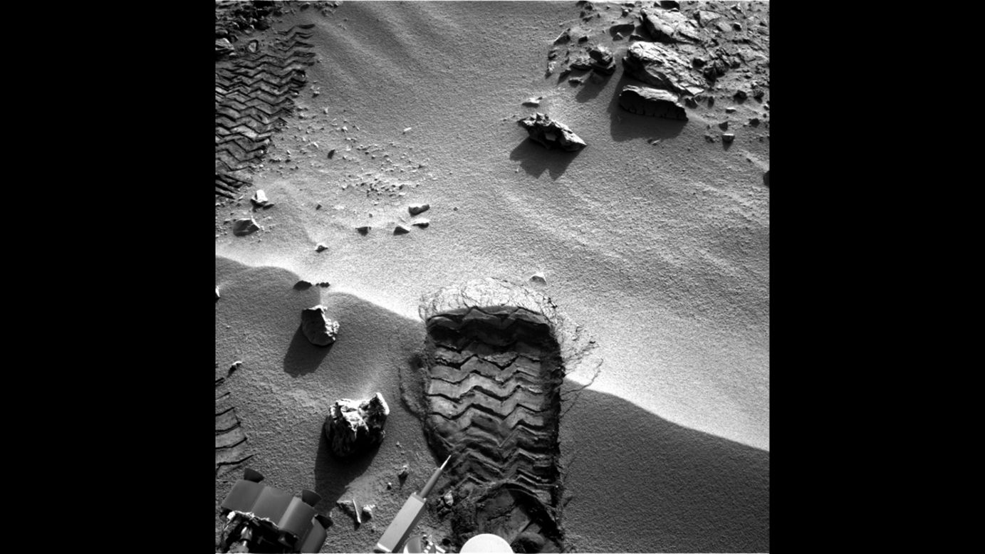 Curiosity cut a wheel scuff mark into a wind-formed ripple at the "Rocknest" site on October 3, 2012. This gave researchers a better opportunity to examine the particle-size distribution of the material forming the ripple. 