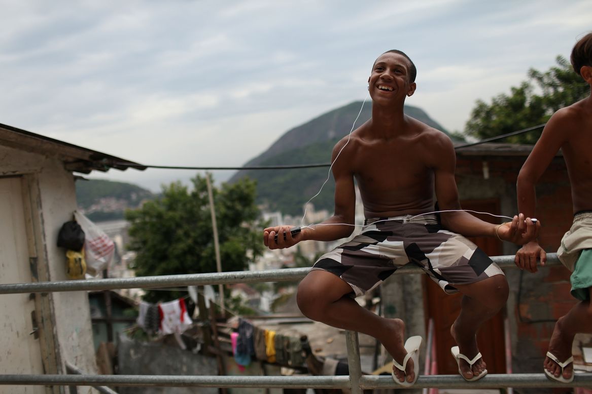 Imitations of well known smartphones are commonly traded on the favelas' "grey market", with brands such as "HiPhone" offering music, touch screens, GPS and digital TV, just like their highly priced rivals.