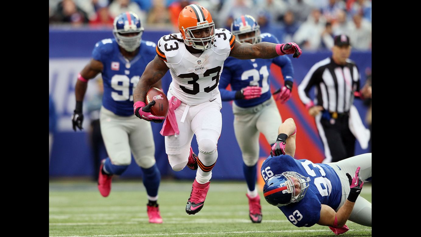 Trent Richardson of the Cleveland Browns avoids a tackle by No. 93 Chase Blackburn of the New York Giants on Sunday.