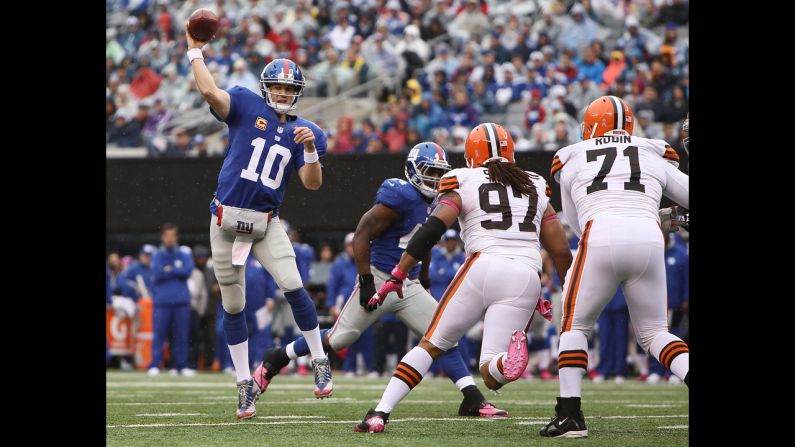 Giants quarterback Eli Manning throws a pass during Sunday's game against the Browns.