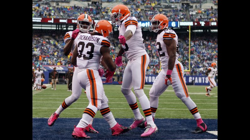 Trent Richardson of Cleveland is congratulated by his teammates Sunday after he scored a touchdown in the first quarter.