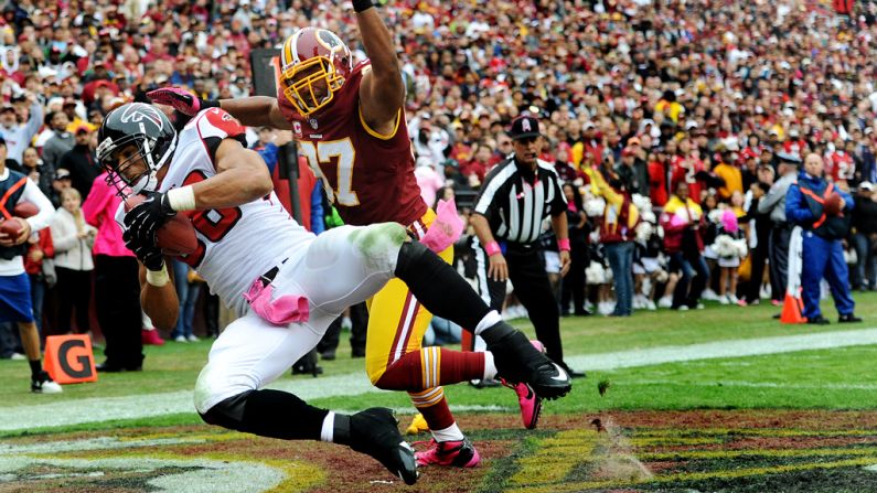 Tony Gonzalez of the Falcons catches a pass for a touchdown in the second quarter against the Redskins.