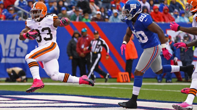 Trent Richardson of the Browns scores a touchdown Sunday.