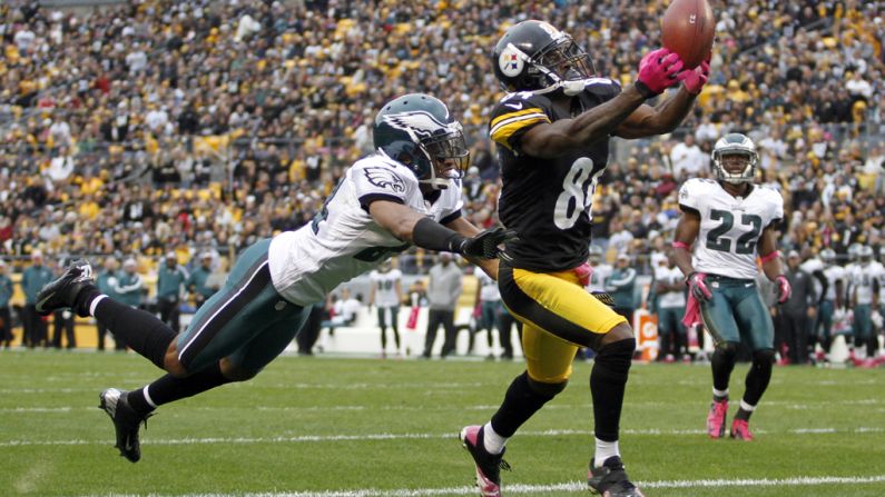 Antonio Brown of the Pittsburgh Steelers tries to make a catch in the end zone Sunday against Philadelphia.