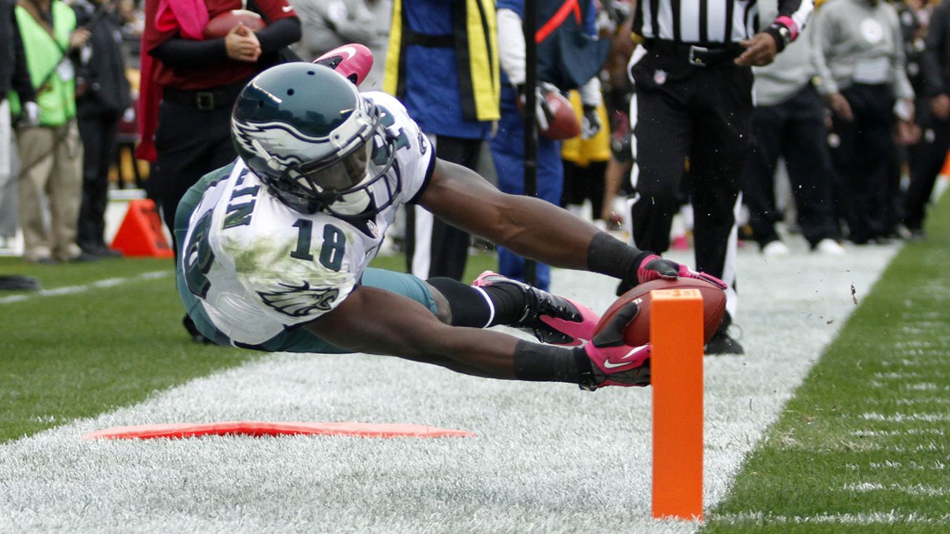 Jeremy Maclin of the Philadelphia Eagles steps out of bounds short of the end zone Sunday.