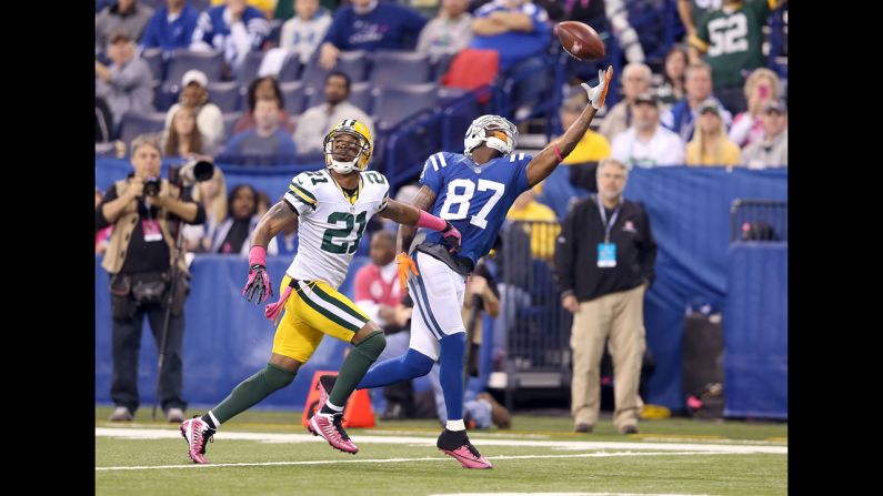 Reggie Wayne of the Colts makes a one-handed catch Sunday against the Packers.