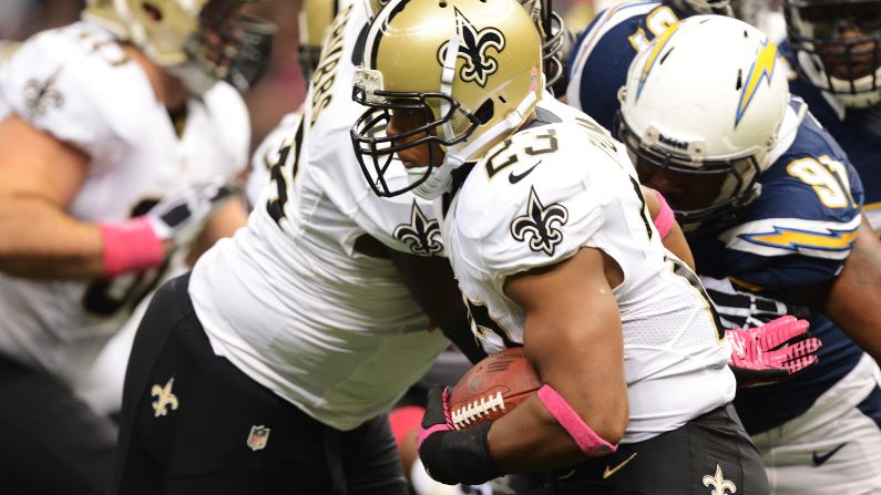Pierre Thomas of the New Orleans Saints runs the ball Sunday.