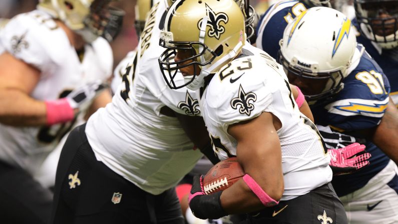 Pierre Thomas of the New Orleans Saints runs the ball Sunday.