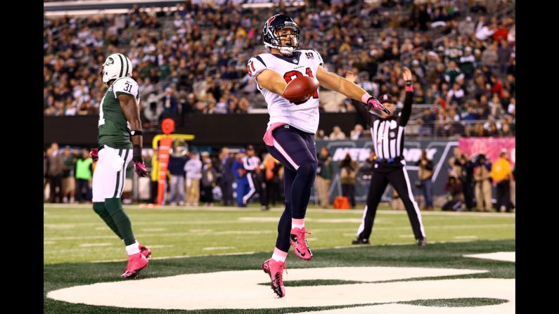 Owen Daniels of the Texans celebrates his 34-yard touchdown reception in the first quarter Monday.