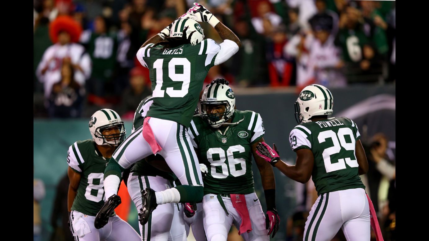 No. 86 Jeff Cumberland of the New York Jets celebrates with his teammates after a 27-yard touchdown reception.