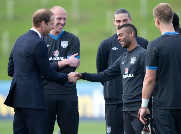 William spoke with England defender Ashley Cole, who last week publicly criticized the FA via twitter. Cole, who plays for Chelsea, apologized to FA chairman David Bernstein personally and could play for the national team this weekend.