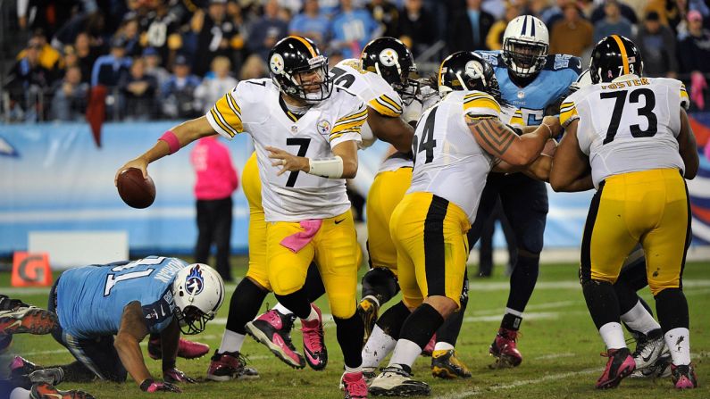 Steelers quarterback Ben Roethlisberger scrambles out of the pocket against the Titans.