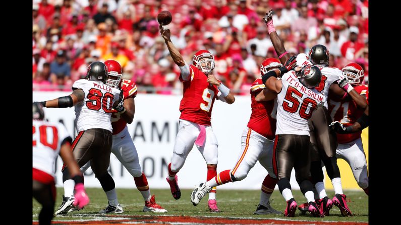 Kansas City Chiefs quarterback Brady Quinn throws a pass against the Tampa Bay Buccaneers on Sunday.