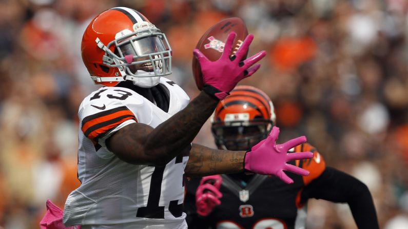 Josh Gordon of the Cleveland Browns catches a touchdown pass in front of Reggie Nelson of the Cincinnati Bengals on Sunday at Cleveland Browns Stadium in Ohio.