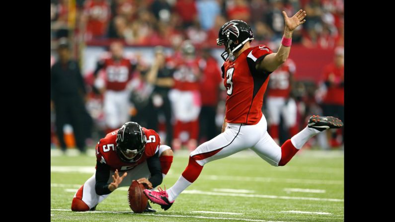 Matt Bryant of the Falcons kicks a field goal Sunday against the Raiders.