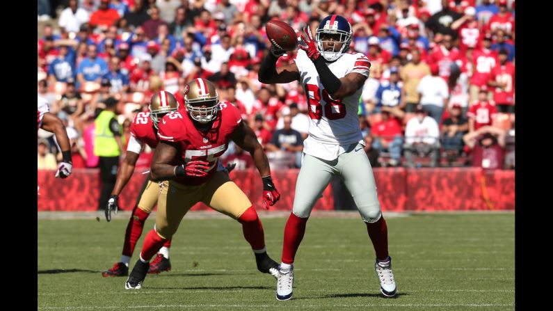 Hakeem Nicks of the Giants makes a catch Sunday against the 49ers.