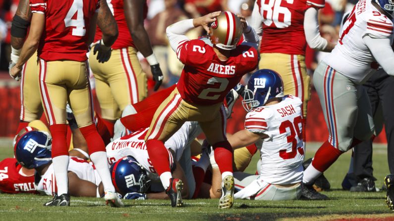 Kicker David Akers of the 49ers reacts after missing a 52-yard field goal attempt at the end of the second quarter against the Giants.