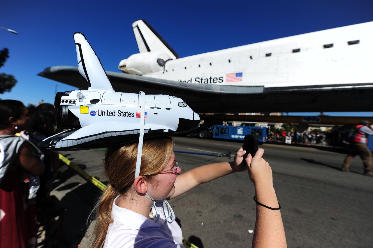 Doreen Andreotti photographs the space shuttle Sunday as it nears the end of its journey.