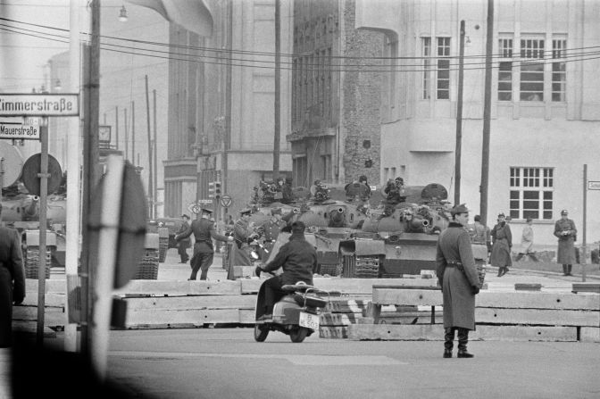 Febrero 1961: Tanques soviéticos en un punto de cruce en el Muro de Berlín entre los sectores soviéticos y estadounidenses de la ciudad en la intersección de Friedrichstrasse, Zimmerstrasse y Mauerstrasse.