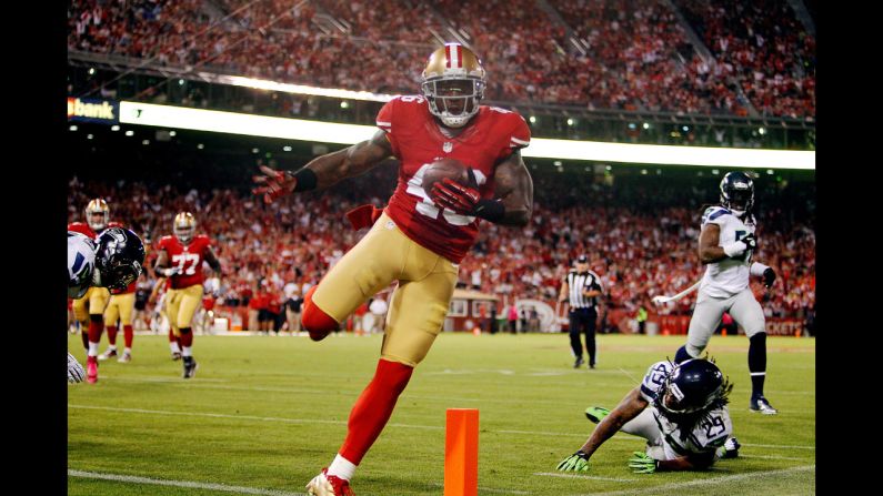 Tight end Delanie Walker of the 49ers scores a touchdown on a catch and run against the Seattle Seahawks in the third quarter.