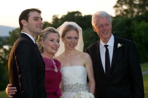 And in 2010, Chelsea Clinton -- the daughter of President Bill Clinton and Hillary Clinton -- went with a de la Renta dress when she wed Marc Mezvinsky.