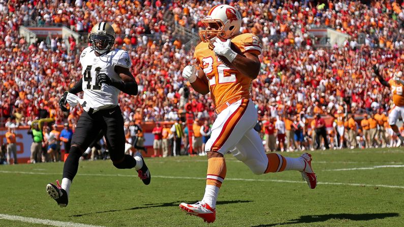 Doug Martin of the Buccaneers rushes for a touchdown during Sunday's game.