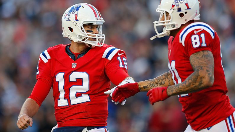 Patriots quarterback Tom Brady, left, and teammate Aaron Hernandez react to a touchdown pass caught by Rob Gronkowski during Sunday's game against the Jets.