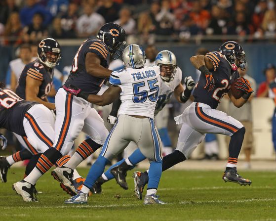 No. 22 Matt Forte of the Bears breaks past No. 55 Stephen Tulloch of the Lions on a 40-yard run.
