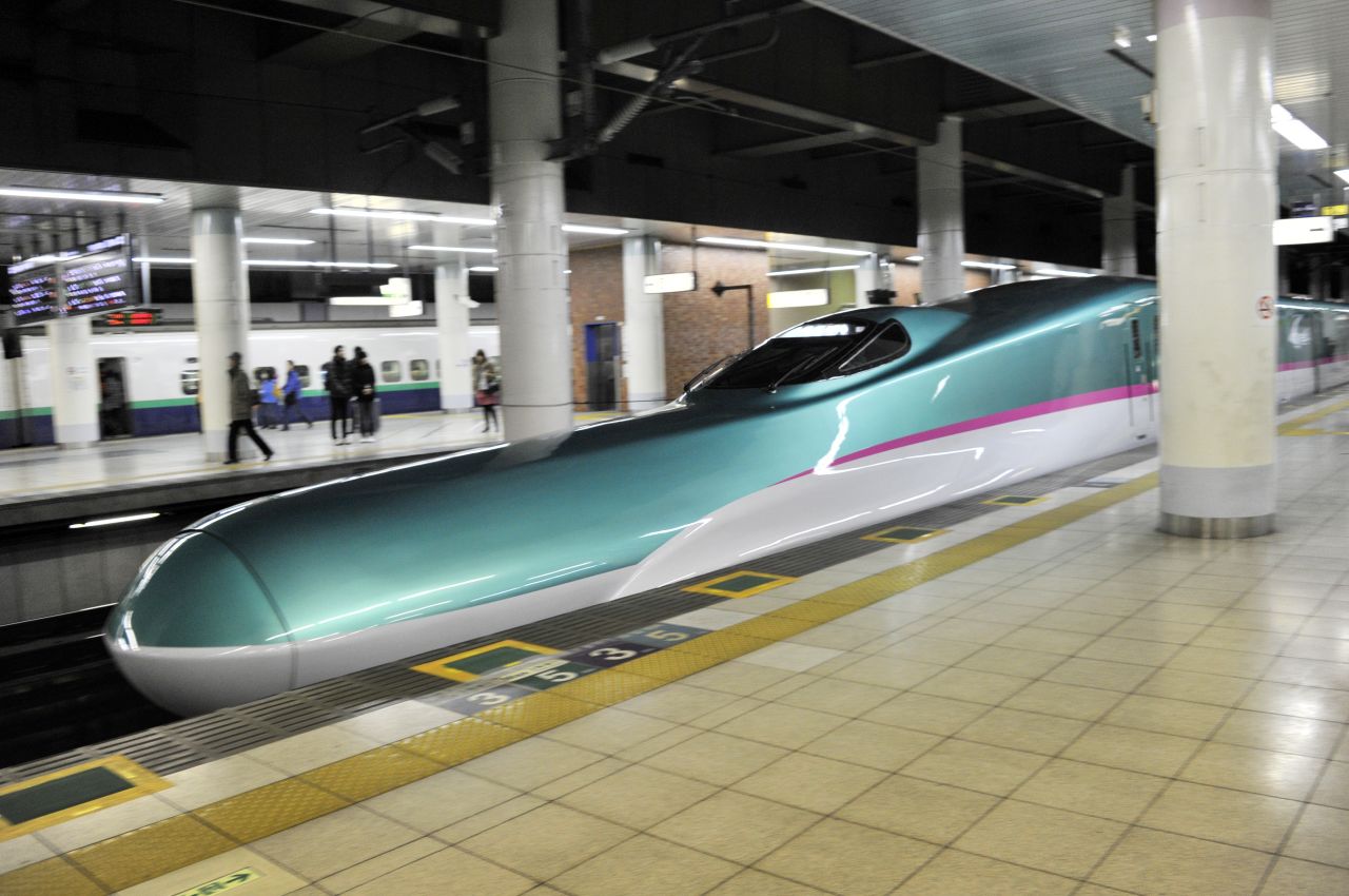 El tren bala Hayabusa actualmente une Tokio con Aomori, en el norte de Tohoku.