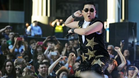 Rapper Psy edges out Justin Bieber on YouTube