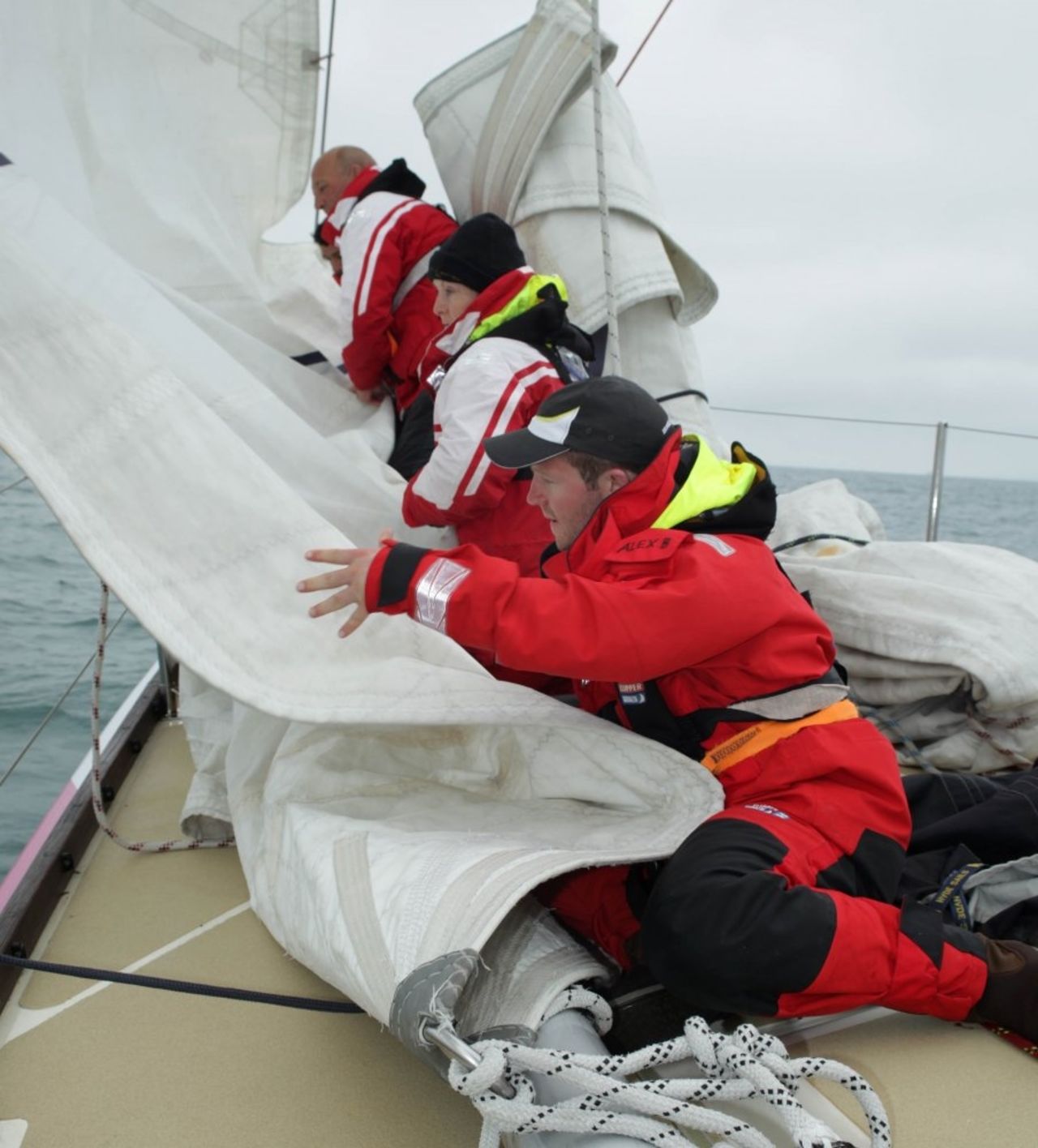 The majority of competitors have never sailed a boat in their lives. After a three-week intensive training course they're forced to quickly learn the ropes on the high seas.