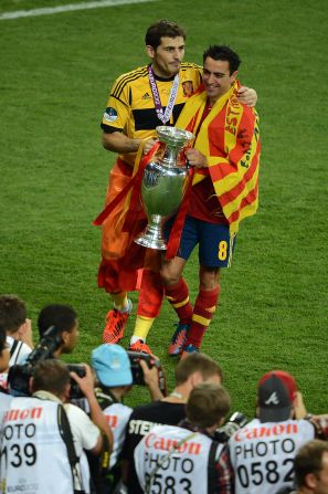 Casillas y Xavi, rivales en sus equipos real Madrid y Barcelona se juntan en la selección española, actual campeona del mundo.