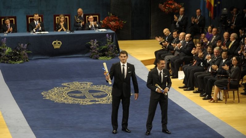 Los futbolistas Iker Casillas y Xavi Hernández fueron los premiados este año por su amistad y compañerísmo más allá de la rivalidad en sus respectivos equipos, que es ejemplo para los jóvenes, dijo el príncipe Felipe de Asturias.