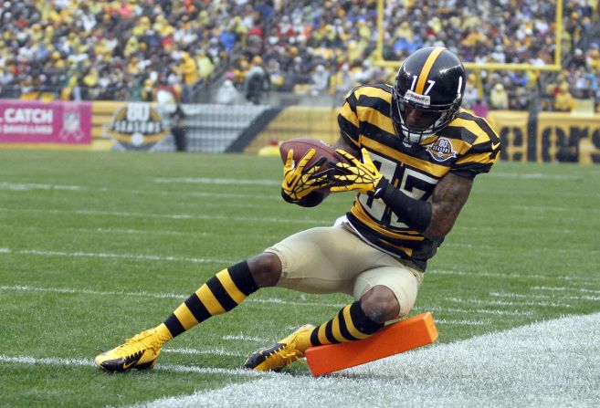 Mike Wallace of the Steelers loses control of the ball and the play is ruled incomplete during Sunday's game.