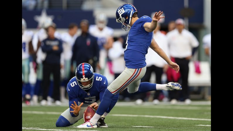 No. 9 Lawrence Tynes of the Giants kicks a field goal against the Cowboys on Sunday.