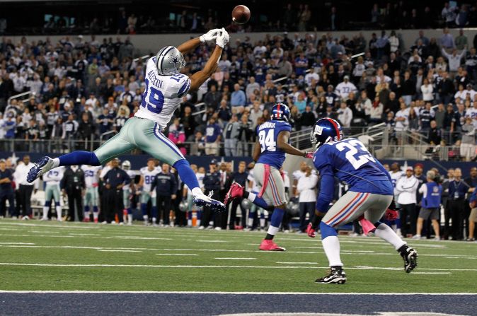 Miles Austin of the Cowboys fails to pull in a pass in the end zone against Corey Webster of the Giants in the last play of the game.