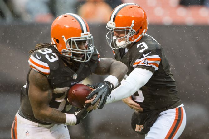 Browns running back Trent Richardson, left, takes a handoff from quarterback Brandon Weeden during the second half on Sunday. The Browns defeated the Chargers 7-6.