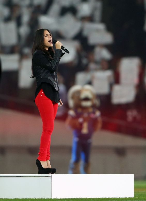 Former American Idol contestant Pia Toscano sang the U.S. national anthem, while Welsh singer Katherine Jenkins performed "God Save The Queen."