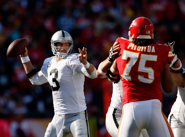 Raiders quarterback Carson Palmer looks to pass during Sunday's game.