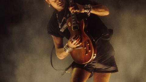 Slash 在 1995 年在加利福尼亚州洛杉矶举行的 MTV 音乐录影带颁奖典礼上登台表演。