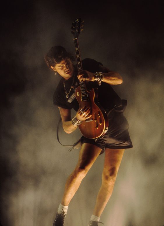 Slash performs onstage at the 1995 MTV Video Music Awards in Los Angeles, California.
