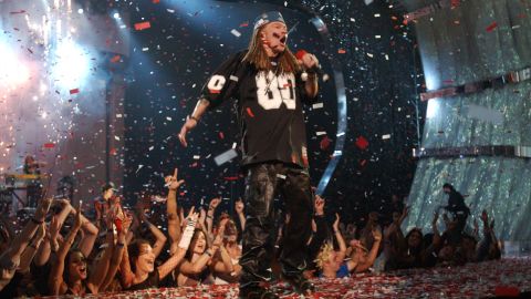 Axl Rose 和 Guns N' Roses 在 2002 年纽约 MTV 音乐录影带颁奖典礼上表演。