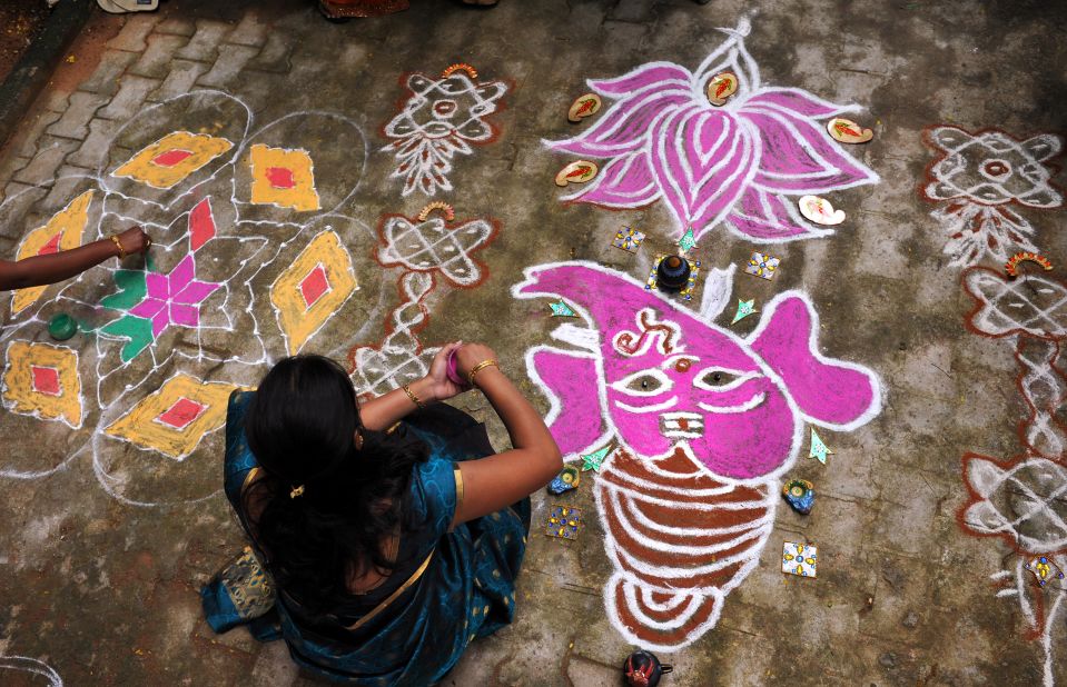 In villages, the rangolis are drawn on top of fresh cow dung. The purpose of the rangoli is to welcome guests and to encourage the Hindu goddess Lakshmi inside.