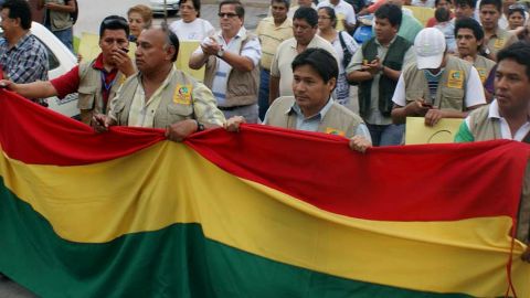People march in Yacuiba in southern Bolivia, on October 30, 2012 to demonstrate against the attack on Fernando Vidal.