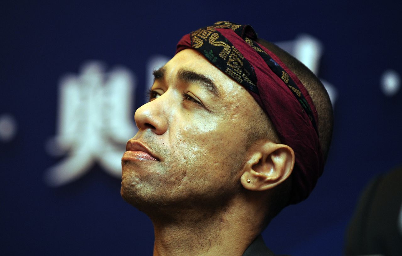 El medio hermano del presidente Obama, Mark Ndesandjo, realiza una conferencia de prensa antes de la presentación de un libro en Guangzhou, China, en 2009.